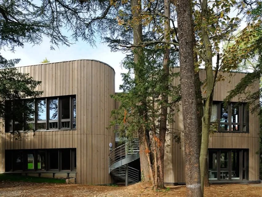 Façade de Junior Academy, Saint-Genis-Laval