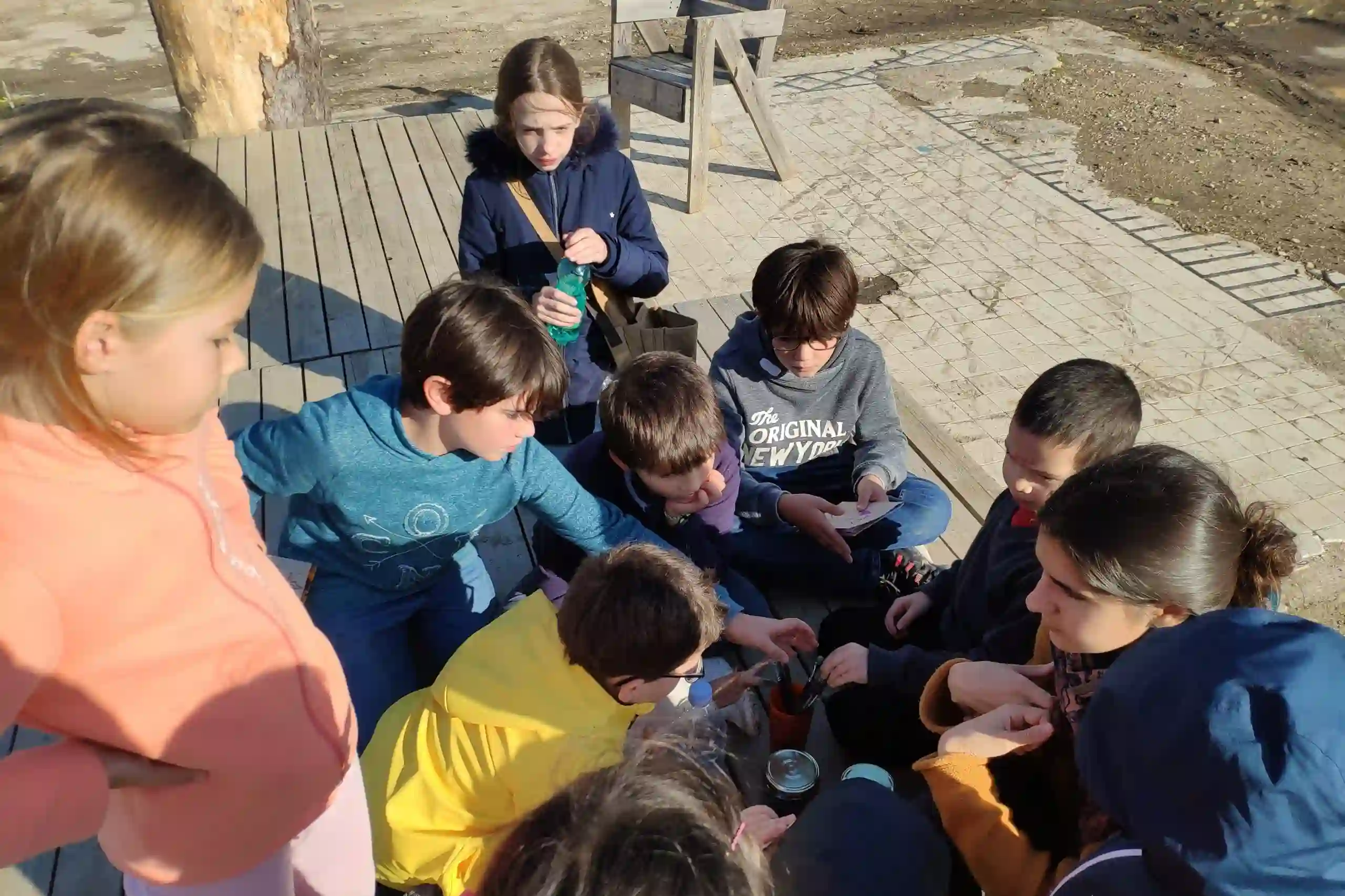 Enfants vivant la pédagogie nature des Décliques