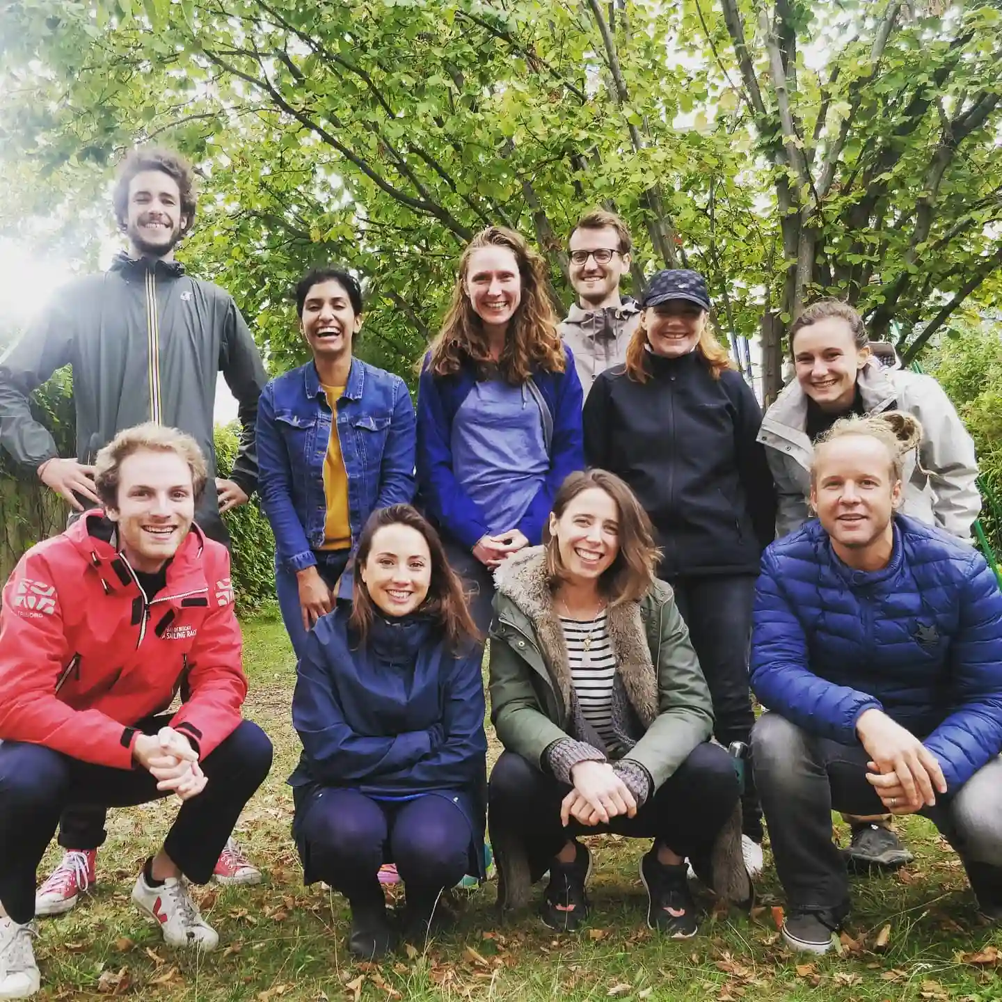 Équipe en team building dans la nature