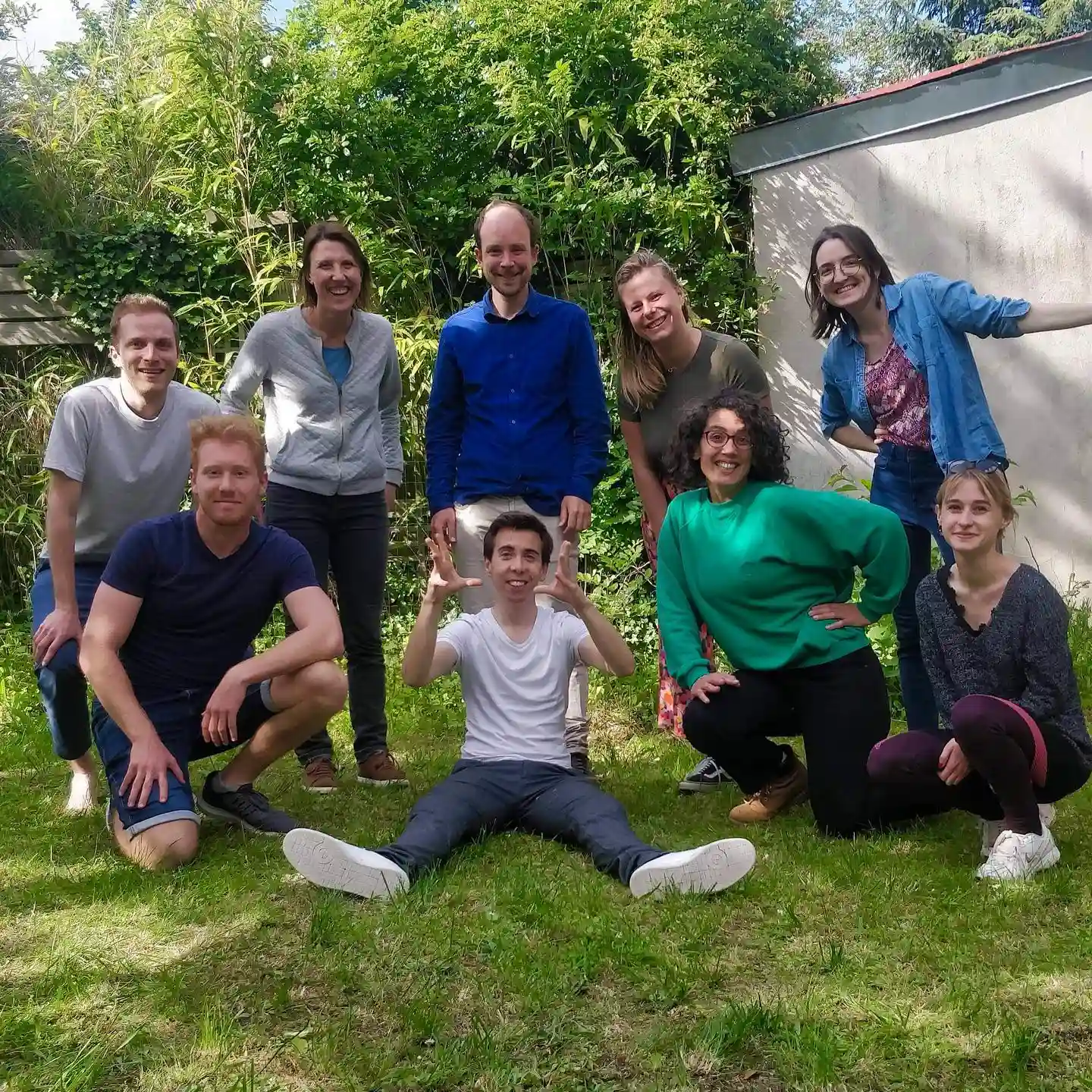 Collaborateurs jouant en plein air